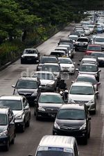 Mobil Kedutaan Asing Melenggang di Jalur Busway