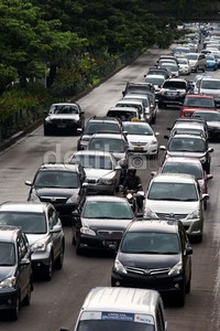 Jalur Busway di kawasan ini sering kali diterobos oleh pengendaran umum karena kurang sadarnya dalam tertib berlalu lintas.