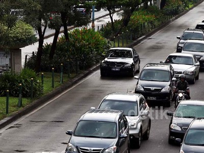 Mobil Kedutaan Asing Melenggang di Jalur Busway
