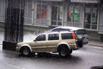 Hujan Deras, Ford Everest Terperosok ke Lubang