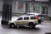 Hujan deras, mobil Ford Everest bernopol polisi B 8551 HD terperosok di lubang yang berdiameter 50 sentimeter. Ramses/detikFoto.