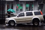Hujan Deras, Ford Everest Terperosok ke Lubang