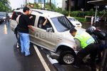 Hujan Deras, Ford Everest Terperosok ke Lubang