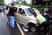 Polisi yang sedang berjaga di depan KPK langsung menghampiri dan membantu mengevakuasi mobil. Ramses/detikFoto.