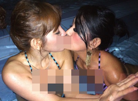 Foto Ciuman Sesama Cewek, Bella Shofie Hanya Bercanda