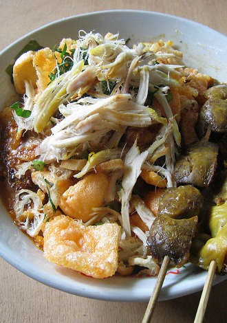 Hangat Gurih Bubur Ayam Paling Laris Se-Jakarta!