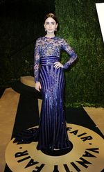 Gaya Glamor Lily Collins