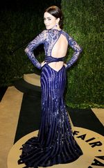 Gaya Glamor Lily Collins