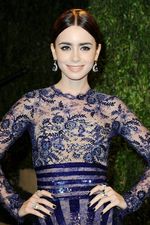 Gaya Glamor Lily Collins