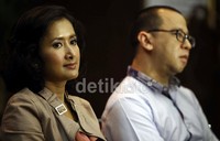 Ia pun mengaku bangga akan menyanyikan lagu tersebut.