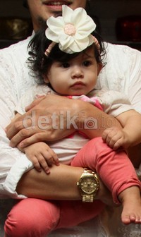 Azzahra Asyila tampak lucu dan imut dengan bando bunganya. Gus Mun/detikHOT.