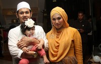 Ustad Guntur ajak keluarga jalan-jalan di mal. Gus Mun/detikHOT.
