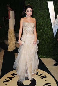 Selena Gomez anggun dibalut dress Atelier Versace. Pascal Le Segretain/Getty Images.