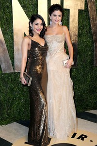 Selena berpose dengan Vanessa Hudgens. Pascal Le Segretain/Getty Images.