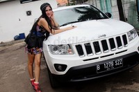 Vicky Shu dan mobil Jeep putihnya. Gus Mun/detikHOT.