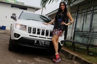 Pose Vicky Shu di depan mobil. Gus Mun/detikHOT.