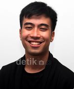 Senyum Lebar Vidi Aldiano