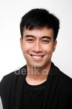 Senyum Lebar Vidi Aldiano