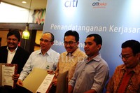 Citi Country Officer Tigor M Siahaan (ketiga dari kanan), bersama ketujuh LSM memperlihatkan hasil penandatanganan progam CSR senilai Rp 8,3 miliar.