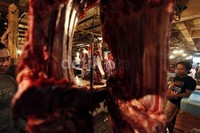 Aktifitas penjualan daging sapi di pasar Kranji, Bekasi Barat, Selasa (26/13).