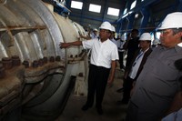 Direktur Utama PLN, Nur Pamudji didampingi Direktur Konstruksi PLN, Nasri Sebayang dan General Manager PLN UIP Kalinusra, Bistok Nainggolan meninjau PLTU NTT 1 Ropa yang terletak di Desa Ropa, Kabupaten Ende, Nusa Tenggara Timur. Agus Trimukti/Humas PLN.