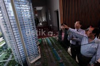 GM The Windsor Anny Sugiarto (kiri) didampingi Marketing Director Pondok Indah Group Felix (tengah) dan Senior Manager PT Antilope Madju Puri Indah DjokoIndarto (kanan) meluncurkan Tower 2 The Windsor Ultimate Residences di CBD Puri Indah, Jakarta.