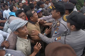 Demo Perangkat Desa Mesum Berlangsung Ricuh