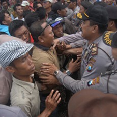 Demo Perangkat Desa Mesum Berlangsung Ricuh