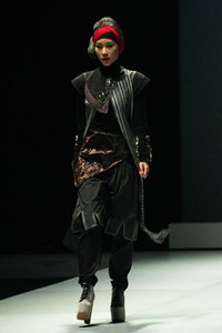 Unik Nur Harjuntari Womens Life & Passion Fashion Show Parade INFINITELY COVERED. Indonesia Fashion Week 2013 at Jakarta Convention Center. 15 Februari 2013. Senayan. Jakarta. [Foto: Mohammad Abduh/Wolipop]