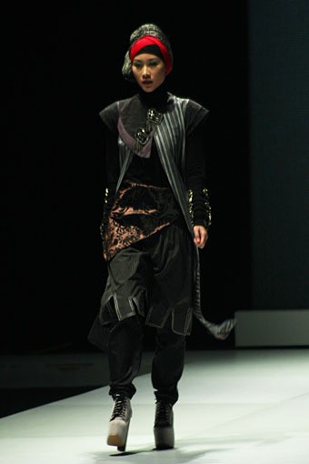 Unik Nur Harjuntari Womens Life & Passion Fashion Show Parade INFINITELY COVERED. Indonesia Fashion Week 2013 at Jakarta Convention Center. 15 Februari 2013. Senayan. Jakarta. [Foto: Mohammad Abduh/Wolipop]