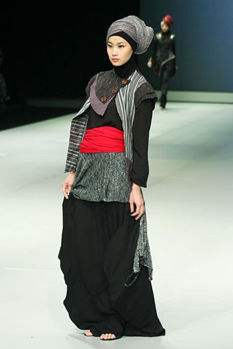 Unik Nur Harjuntari Womens Life & Passion Fashion Show Parade INFINITELY COVERED. Indonesia Fashion Week 2013 at Jakarta Convention Center. 15 Februari 2013. Senayan. Jakarta. [Foto: Mohammad Abduh/Wolipop]