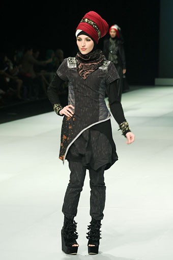 Unik Nur Harjuntari Womens Life & Passion Fashion Show Parade INFINITELY COVERED. Indonesia Fashion Week 2013 at Jakarta Convention Center. 15 Februari 2013. Senayan. Jakarta. [Foto: Mohammad Abduh/Wolipop]