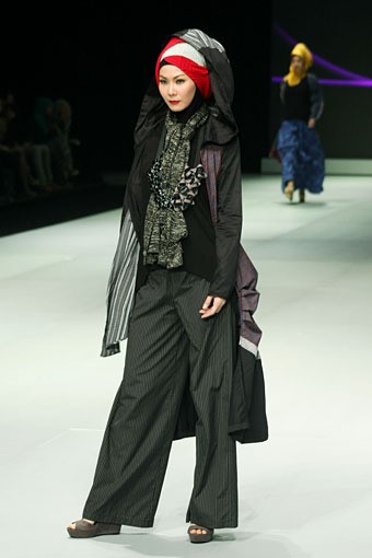 Unik Nur Harjuntari Womens Life & Passion Fashion Show Parade INFINITELY COVERED. Indonesia Fashion Week 2013 at Jakarta Convention Center. 15 Februari 2013. Senayan. Jakarta. [Foto: Mohammad Abduh/Wolipop]