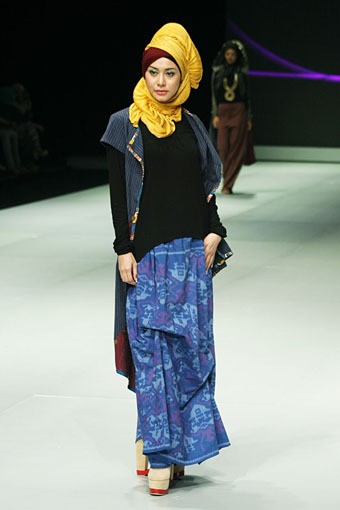 Unik Nur Harjuntari Womens Life & Passion Fashion Show Parade INFINITELY COVERED. Indonesia Fashion Week 2013 at Jakarta Convention Center. 15 Februari 2013. Senayan. Jakarta. [Foto: Mohammad Abduh/Wolipop]