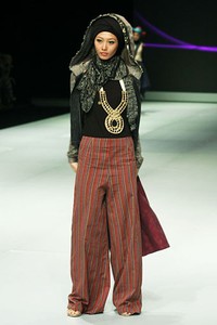 Unik Nur Harjuntari Womens Life & Passion Fashion Show Parade INFINITELY COVERED. Indonesia Fashion Week 2013 at Jakarta Convention Center. 15 Februari 2013. Senayan. Jakarta. [Foto: Mohammad Abduh/Wolipop]