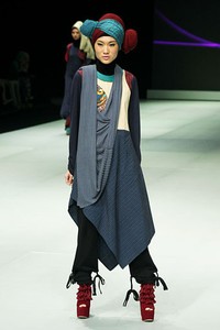 Unik Nur Harjuntari Womens Life & Passion Fashion Show Parade INFINITELY COVERED. Indonesia Fashion Week 2013 at Jakarta Convention Center. 15 Februari 2013. Senayan. Jakarta. [Foto: Mohammad Abduh/Wolipop]
