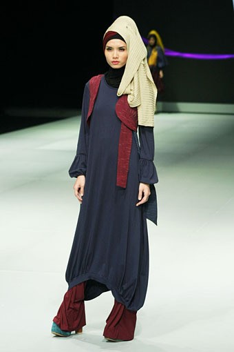 Unik Nur Harjuntari Womens Life & Passion Fashion Show Parade INFINITELY COVERED. Indonesia Fashion Week 2013 at Jakarta Convention Center. 15 Februari 2013. Senayan. Jakarta. [Foto: Mohammad Abduh/Wolipop]