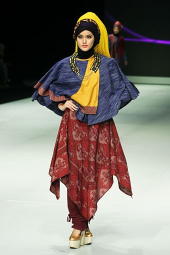 Unik Nur Harjuntari Womens Life & Passion Fashion Show Parade INFINITELY COVERED. Indonesia Fashion Week 2013 at Jakarta Convention Center. 15 Februari 2013. Senayan. Jakarta. [Foto: Mohammad Abduh/Wolipop]