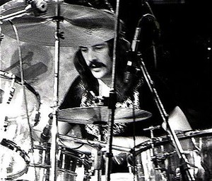 Situs Penggemar John Bonham Sediakan Fitur Tabuhan Drum untuk Semua Lagu