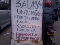 Foto diambil di Jalan Cirebon-Medan, sore hari tanggal 26 Februari 2013, pada masa kampanye pilkada gubernur Sumut. (Foto Arif Budiman).