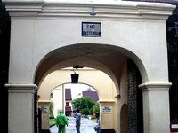 Di depan Fort Rotterdam, pengunjung disambut sebuah patung Sultan Hasanuddin yang tengah menunggang kuda berada di sebelah kanan pintu masuk. Sebuah susunan huruf besar juga tampak jelas bertuliskan, FORT ROTTERDAM tertanam di halaman depan menyambut para pengunjung (Iqbal/detikTravel)