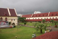 Memasuki bagian dalam Fort Rotterdam, pengunjung disambut sebuah taman hijau nan asri yang berada di tengah-tengah benteng. Taman itu dikelilingi oleh bangunan tua bertingkat 2, sementara tembok setinggi sekitar 3 meter tampak mengelilingi kawasan Fort Rotterdam ini (Iqbal/detikTravel)