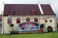 Secara umum bangunan-bangunan di dalam kawasan Benteng Fort Rotterdam berada dalam kondisi utuh dan terawat. Bahkan di tengah-tengah benteng, tepatnya sekitar taman terdapat sebuah bangunan yang di depannya biasa dibangun sebagai panggung untuk pagelaran seni. Sangat menarik (Iqbal/detikTravel)