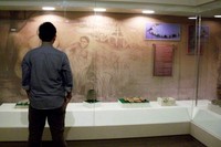 Adalah Museum La Galigo, sebuah museum berlantai 2 di dalam kawasan benteng Fort Rotterdam yang menyimpan bukti-bukti dan catatan sejarah perkembangan hidup masyarakat Sulawesi Selatan. Setiap pengunjung yang memasuki musem dikenakan tiket Rp. 5.000 bagi dewasa dan Rp 3.000 bagi anak-anak (Iqbal/detikTravel)