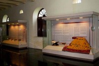 Begitu pengunjung memasuki ke dalam museum, aroma kehidupan masa lalu masyarakat Sulawesi Selatan sangat kental terasa ketika dihadapkan pada benda-benda dan naskah sejarah masyarakat Sulsel. Di dalam museum yang relatif hening suasananya, terdapat koleksi benda-benda dari mulai zaman prasejarah (Iqbal/detikTravel)