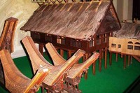 Benda-benda bersejarah ditampilkan dalam kotak kaca besar maupun etalase-etalase, antara lain adalah kapak, mata panah, perhiasan, patung dan masih banyak lagi. Selain benda-benda kuno, Museum La Galigo juga menampilkan sejarah hidup masyarakat Sulawesi Selatan yang ditampilkan dengan model rumah adat (Iqbal/detikTravel)