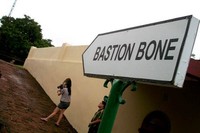 Bastion Bone, salah satu tempat di Fort Rotterdam. Benteng Fort Rotterdam dibangun pada tahun 1545 oleh Raja Gowa ke-9 yang bernama I Manrigau Daeng Bonto Karaeng Lakiung Tumaparisi kallonna. Benteng Fort Rotterdam yang jika dilihat dari udara, tampak menyerupai seekor penyu yang akan masuk ke pantai (Iqbal/detikTravel)