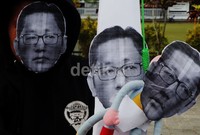 Mereka menggantung boneka yang ditempeli foto anas di miniatur Monas. Arbi Anugrah/detikcom.