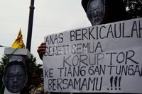 Mereka juga membawa poster bertuliskan 'Anas Berkicaulah, Seret Semua Koruptor ke Tiang Gantungan Bersamamu'. Arbi Anugrah/detikcom.