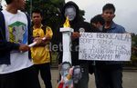 HMI Banyumas Gantung Anas di Monas